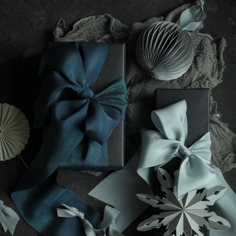 hoildy gift wrapping supplies. Blue gift wrapping ribbons Birthday Present Ideas For Dad, Present Ideas For Dad, Gift Ideas For Dad Birthday, Elegant Gift Wrapping, Saturated Blue, Gift Wrapping Inspiration, Beautiful Gift Wrapping, Luxury Silk, Bridal Bouquets