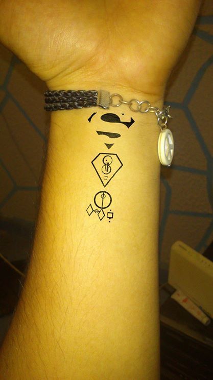 Superman Tattoos For Women, Superman Tattoo For Men, Smallville Tattoo, Superman Tattoo Ideas, Dc Comics Tattoos, Dc Tattoo Ideas, Men Tattoo Ideas Small, Tattoo Ideas Realistic, Drawings Tattoo Ideas