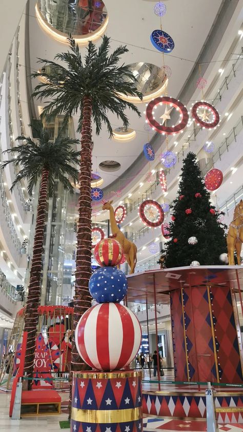 Carnival Christmas Tree, Circus Christmas Tree, Circus Christmas, Christmas Circus, Christmas In America, Carnival Inspiration, Carnival Christmas, Circus Decorations, Mall Decor