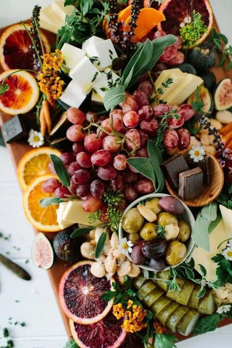 Discover 20 charcuterie boards that will make you the star of your Friendsgiving! From veggie-packed platters to Mediterranean mezze, these boards are perfect for impressing your guests and creating a beautiful centerpiece. Get inspired with creative ideas, easy styling tips, and delicious combinations that everyone will love. Perfect for Friendsgiving charcuterie, holiday grazing boards, vegetarian entertaining, fall appetizer ideas, cheese board inspiration, Friendsgiving hosting. Italian Cheese Platter, Italian Grazing Board, Vegetarian Platter Ideas, Charcuterie Spread Ideas, Fall Crudite Platter Ideas, Fancy Veggie Tray, Platter Aesthetic, Vegan Platter, Italian Platter