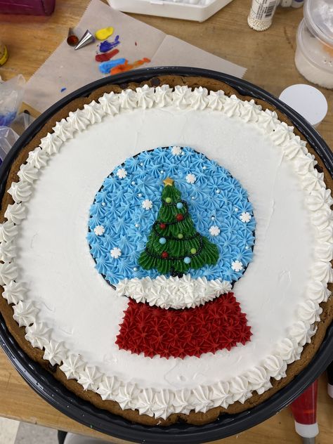 Christmas Cake Royal Icing, Cookie Cake Christmas Designs, Winter Cookie Cake Ideas, Grinch Cookie Cake, Christmas Message Cookies, Christmas Theme Cake Buttercream, Christmas Cookie Cake Decorating Ideas, Christmas Sheet Cakes Decorated, Christmas Cookie Cake Design