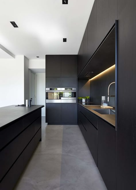 Black Kitchen Design, Black Kitchen Island, Kabinet Dapur, House Aesthetic, Modern Kitchen Cabinets, Black Cabinets, Black Kitchen, Trendy Kitchen, Modern Kitchens