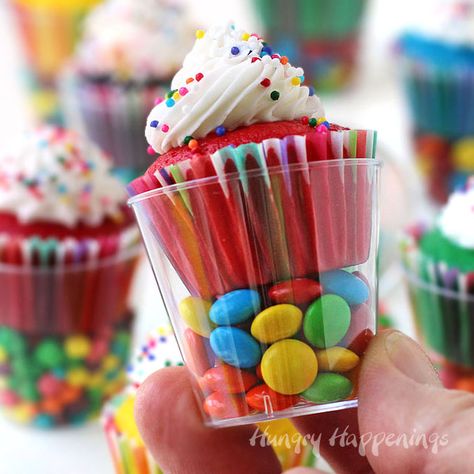 Mini Cupcakes in Candy Filled Shot Glasses are the perfect sized treats to serve at a kid's birthday party. Cupcake Party Favors, Fest Mad, Graduation Party Foods, Trolls Birthday Party, Birthday Treat, Mini Cupcake, Kids Party Food, Carnival Birthday, Kehlani