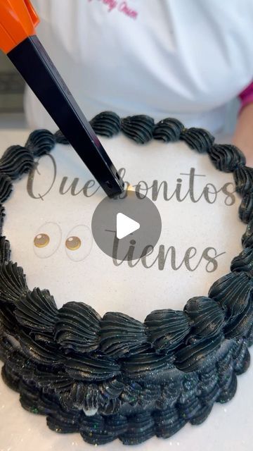 Dany Orsan💕 on Instagram: "Burnaway Cake🔥💖 te muestro como hacer esta increible tecnica y todos sus tips💗 se que te encantara🤩🤩 y mil gracias a @rcreationsmx por motivarme a realizarlo en chanty!! Si tienen dudas de cómo realizarlo en su buttercream vayan a su perfil 🤩💖 #danyorsan #decorandopasteles #pastel #black #burnawaycake #fuego" Burn Out Cake Ideas, Burnawaycake Birthday, Burn Cake Ideas, 2024 Cake Trends, Burn Cake, Architecture Cake, Fitness Cake, January 25, Cupcake Muffins