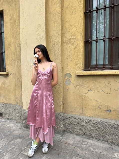 Pretty girl in pink silk vintage dress in italy eating gelato, dress and sneakers, addias sambas, vinatge silk dress, picture ideas for instagram, aesthetic picture Silk Dress With Sneakers, Dress Picture Ideas, Dress In Italy, Silk Vintage Dress, Silk Dresses Outfit, Dress And Sneakers, Ideas For Instagram, Silk Dress Vintage, Pink Silk Dress