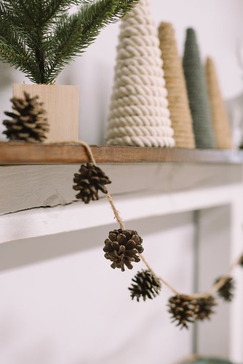 Pinecone Decor Christmas, Pinecones Crafts Christmas, Pine Cone Ideas For Christmas, Garland With Pinecones, Gift Wrapping With Pine Cones, Diy Eco Christmas Decorations, Diy Christmas Decorations Pine Cones, Diy Pinecone Centerpiece, Fall Decor Pine Cones