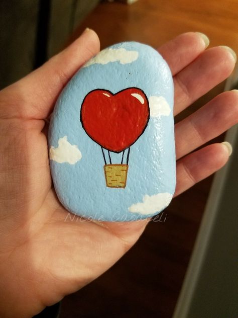 Heart hot air balloon, Valentine's day painted rock Easy Rock Painting Ideas, Easy Rock Painting, Diy Rock Art, Art Pierre, Stones Art, Stone Art Painting, Painted Rocks Kids, Rock Painting Ideas, Painted Rocks Craft