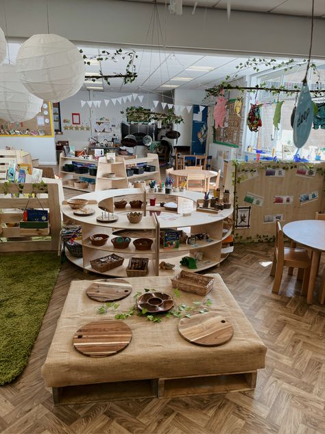 Reggio Inspired Nursery, Baby Room Garden Ideas Eyfs, Natural Theme Nursery, Eyfs Nursery Classroom, Outdoor Playdough, Natural Eyfs Environment, Play Dough Area Eyfs, Playdough Area Eyfs, Malleable Area Eyfs