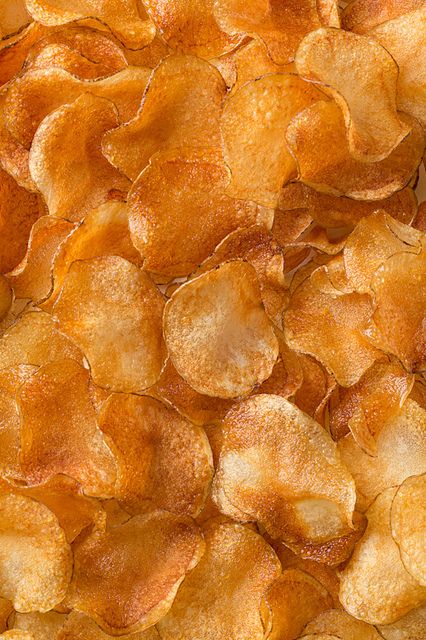 HOMEMADE POTATO CHIPS, TWO WAYS Ribbon Fries, Diy Chips, Homemade Potato Chips Recipe, Microwave Potato Chips, Homemade Potato Chips, Microwave Potato, Potato Chip Recipes, Homemade Barbecue, Potatoes In Microwave