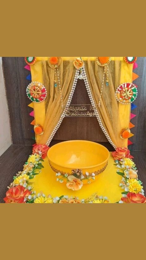 Haldi platter Decoration - Giftlaya Haldi Platter Decoration, Haldi Function Decoration, Haldi Platter, Indian Outdoor Wedding Decor, Platter Decoration, Diy Engagement Ring, Engagement Ring Platter, Handkerchief Crafts, Wedding Platters