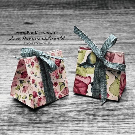 Adorably Cute Delightfully Floral Bag - #1 Stampin' Up! UK Demonstrator Pootles Happy Monday! I am here with the first of 9 projects that I created and Stampin Up Boxes, Treat Boxes Diy, Treat Containers, Favour Boxes, Table Favors, Paper Purse, Gift Bags Diy, Diy Treats, Gift Holders