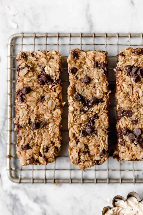 5 ingredients are all you need to make a batch of these easy and healthy granola bars. They're gluten-free, soft-baked, studded with chocolate chips, and perfect for on-the-go healthy snacking. 5-Ingredient Healthy Peanut Butter Granola Bars are an easy go-to snack that is kid-friendly! Easy Homemade Granola Bars, Peanut Butter Granola Bars, Homemade Granola Bars Healthy, Homemade Granola Healthy, Peanut Butter Bites, Avocado Brownies, Healthy Granola Bars, Granola Recipe Bars, Peanut Butter Granola