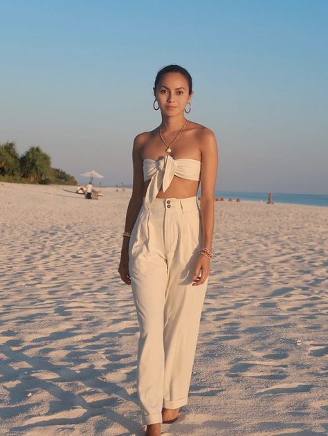 summer holiday outfits: Katrina in a bandeau top and matching white trousers Holiday Looks Summer, What To Wear On Holiday, Beach Trousers Outfit, White Beach Outfits Women, Beach Outfit Neutral, Sea Outfit Summer, Bandeau Top Outfits, Holiday Outfits Christmas Casual, Boat Outfits