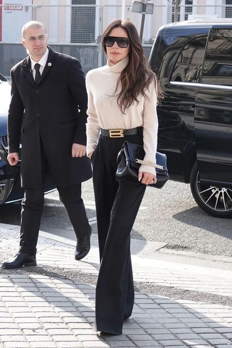 Victoria Beckham style Viktoria Beckham Outfit, Work Outfits Women Office Winter, Fall Work Outfits For Women 2023, Rattoppare I Jeans, Victoria Beckham Outfits, Black And White Outfit, Victoria Beckham Style, Outfit Chic, White Outfit