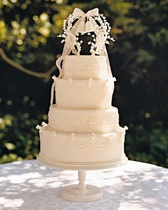 DIY Wedding Bells Cake Topper Vintage Wedding Cakes Elegant, Vintage Cake Toppers Wedding, Vintage Wedding Cake Designs, Wedding Cake Toppers Elegant, Heart Wedding Cake Topper, Cake Toppers Wedding, Cake Sparklers, Metallic Wedding Cakes, Wedding Cake Ribbon