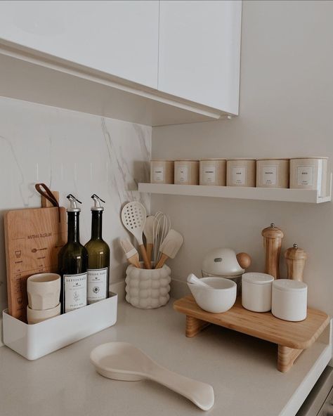 Neutral Apartment Kitchen Ideas, Kitchen Details Ideas, Small Aesthetic Kitchen Ideas, Cream Kitchen Aesthetic, Kitchen Inspo Organization, Kitchen Accessories Aesthetic, Kitchen Inspirations Apartment, Artsy Bathroom Decor, Hm Vase Decor