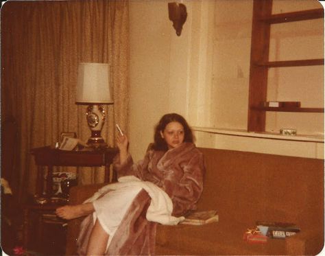 When Women Used to Smoke: 26 Interesting Snapshots Show Smoking Habits of Young Girls During the 1970s ~ Vintage Everyday 70s Living Room Aesthetic, Living Room 70s, 1970s Living Room, Home Decor 70s, 70s Living Room, Aesthetic 70s, 70s Furniture, Style Année 70, Worst Album Covers