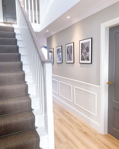 Lambriseringen Gang, Stairs And Hallway Ideas, Stair Paneling, House Staircase, Narrow Hallway Decorating, Hallway Inspiration, Cozy Basement, Home Hall Design, Hallway Design