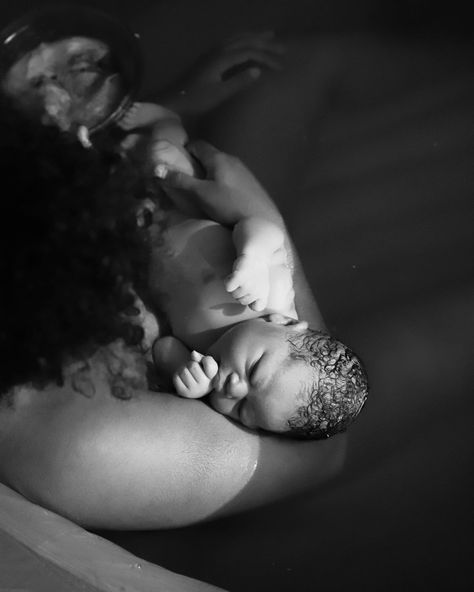 Water Birth Black Women, Home Birth Black Women, Birth Photography Waterbirth, Birthing Photos, Water Birth Photography, Child Birth Photography, Childbirth Photos, Labor Photos, Pregnancy Hacks