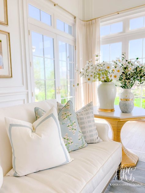 Coastal Millennial Living Room, Southern Elegant Home, Southern Home Inspiration, Southern Charm Living Room, Preppy Family Room, Summer Home Decor Living Room, Coastal Granddaughter Living Room, Modern Coastal Dining Room Ideas, Classic Living Room Decor Traditional