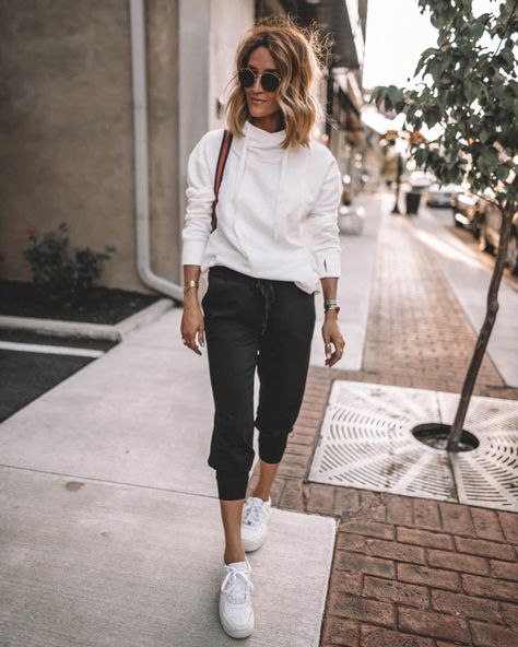 Sporty Chic Loungewear | Karina Style Diaries Chic Loungewear Outfits, Black Joggers Outfit, Sporty Chic Outfits, Karina Style, Chic Loungewear, Outfits Sporty, Loungewear Outfit, Sporty Chic Style, Lounge Outfits