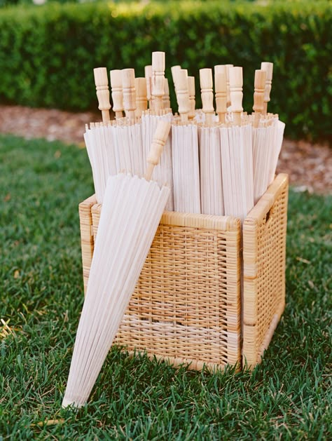 Basket o' umbrellas | Read More: http://www.stylemepretty.com/california-weddings/2014/07/08/romantic-diy-vineyard-wedding/ | Photography: Marisa Holmes - www.marisaholmesblog.com Baby Shower Garden Party, Baby Shower Garden, Romantic Diy, Shower Garden, Parasol Wedding, Paper Parasol, Outdoor Baby Shower, Paper Umbrellas, Umbrella Wedding