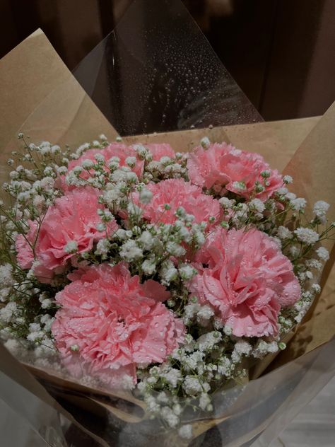 Flowers Carnations Bouquet, Carnation Flowers Bouquet, Carnation And Baby Breath Bouquet, Flower Arrangements Carnations, Carnations And Baby Breath, Wedding Bouquets Carnations, Carnation Bouquet Aesthetic, Wedding Flowers Carnations, Pink Carnation Aesthetic