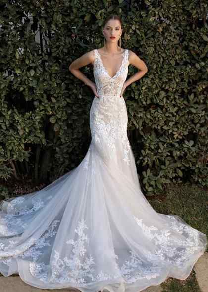 Trumpet Wedding Gown, Wedding Inspirasi, 2020 Wedding Dresses, Pnina Tornai, Amazing Wedding Dress, Trumpet Wedding Dress, Fit And Flare Wedding Dress, V Neck Wedding Dress, Chapel Train