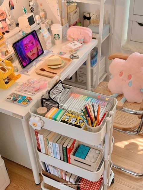 Diy Desk Storage Ideas, Desk Organization Aesthetic, Dorm Desk Organization, Study Desk Organization, Cute Desk Organization, Organization Aesthetic, Kawaii Desk, Dorm Desk, Study Desk Decor