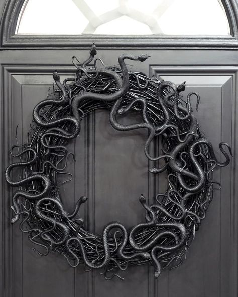 DIY Snake-Covered Wreath | Super spooky last-minute DIYs to get your front porch Halloween-ready #halloween365 #halloweenwreath Porch Themes, Porta Halloween, Porche Halloween, Porch Halloween, Uhyggelig Halloween, Halloween Decor Diy, Halloween Fest, Casa Halloween, Porch Decorations