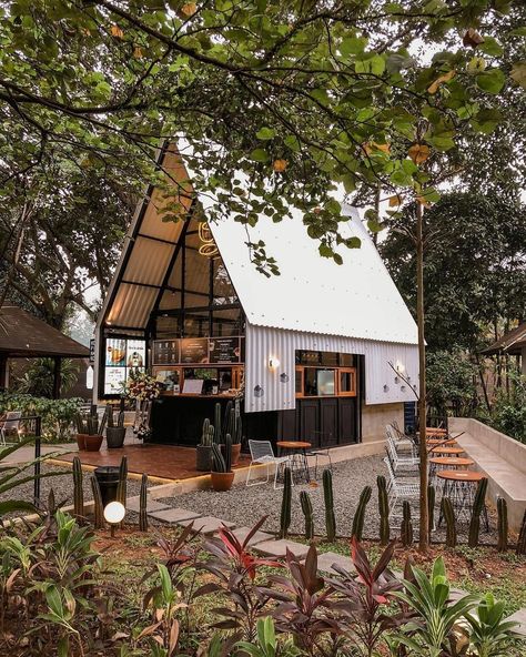 What a beautiful setting for a coffee shop. ☕️⁣⁠ .⁣⁠ Follow @loveespressouk 🤎⁠ Follow @loveespressouk 🤎⁠ .⁠ .⁠ @coffeetomoto⁠ | Instagram Rustic Coffee Shop, Shop Architecture, Coffee House Design, Coffee Shop Concept, Forest Cafe, Cafe Exterior, Farm Cafe, Concrete Home Decor, Outdoor Restaurant Design