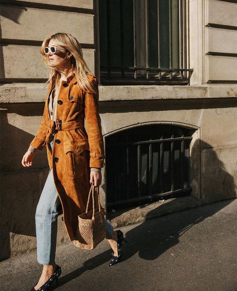 French Fashion: 10 Secrets to Dressing Like the World's Chicest Women Suede Trench Coat, Jeanne Damas, French Girl Style, Plain Outfits, Coat Outfit, Winter Mode, French Girls, Suede Coat, French Women