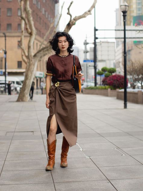 Follow along as Yumeng Zheng captures the best street style from the fall 2024 shows in Shanghai. Tap to see more. Brown Street Style, Shanghai Street Style, Cowboy Boots Outfit Fall, Brown Cowboy Boots Outfit, Cowboy Boots Outfit, Fall Boots Outfit, Extreme Fashion, Gala Fashion, Dark Autumn