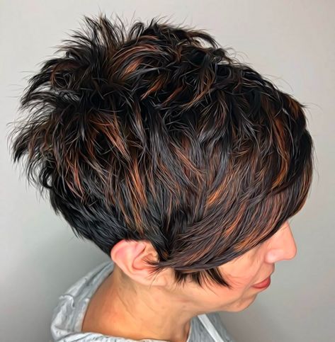 Layers are the pixie’s best friend and you can really take them to the next level by having them short enough to stick out at the crown! This gives the style some youthful freshness. Highlight a range of lengths in streaks choosing a delicious shade, like, for instance, cinnamon as an accent color for dark brown hair. Highlights For Short Dark Hair, Short Pixie With Highlights, Short Messy Hair Choppy Pixie Cuts, Short Pixie Haircuts For Thick Hair, Short And Sassy Hair, Under Cut Pixie, Assymetrical Hair, Pixie Cut With Highlights, Kort Pixie