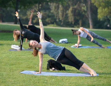 Exercise Pictures Fitness, Exercise In Nature, Outdoor Stretching, People Doing Yoga, People Exercising, Fitness Benefits, Mood 2024, Post Workout Stretches, Fitness Park