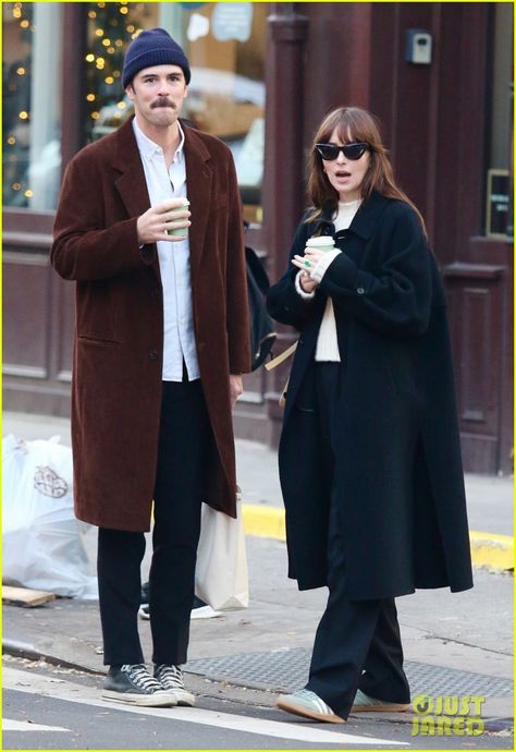 Dakota Johnson Capsule Wardrobe, Fall Effortless Outfits, Dakota Johnson 2024 Style, Dakota Johnson Street Style 2023, Dakota Johnson Style Casual 2024, Dakota Johnson Winter Style, Dakota Johnson Winter, Dakota Johnson Style Outfits, Capsule Wardrobe Minimal