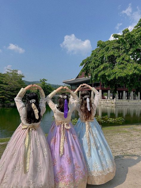 South Korea Culture Traditional Dresses, South Korean Traditional Dress, Korea Culture Aesthetic, Seoul Friends Aesthetic, Friend Core Aesthetic, Korea Hanbok Aesthetic, South Korea Traditional Dress, South Korea Trip Aesthetic, Korean Culture Dress