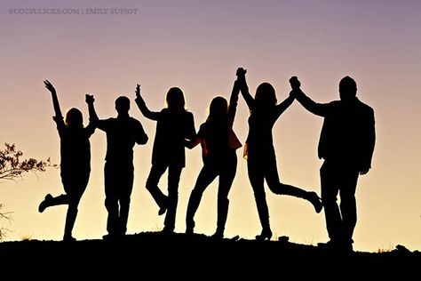 Family Photo Silhouette, Family Silhouette Photography, Family Hug Aesthetic, Extended Family Aesthetic, Aesthetic Wallpaper Family, Family Aesthetic Art, Family Aesthetic Wallpaper, Family Silhouette Art, Familia Aesthetic