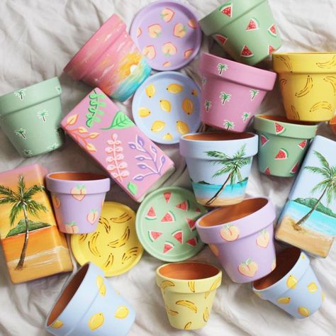 Painting Pots, Club Tropicana, Pots Diy, Mini Plant Pots, Plant Pot Design, Diy Pottery Painting, Flower Pot Art, Pot Painting, Painted Pots Diy