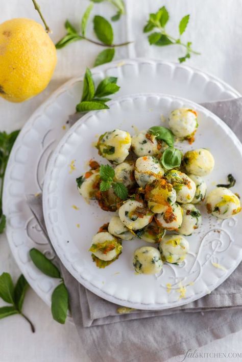 Italian ricotta gnocchi with fresh herbs and zucchini blossoms. A light and refreshing #summer dish. Courgette Flowers, Ricotta Gnocchi, Zucchini Blossoms, Squash Blossoms, Idee Pasto Sano, Gnocchi, I Love Food, Fresh Herbs, Pasta Dishes