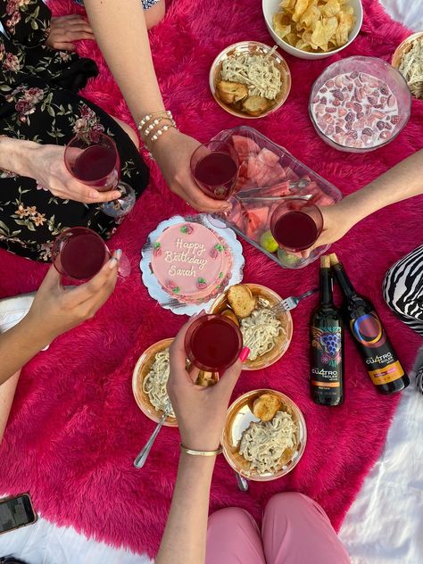 Picnic Amigas, Picnic Photo Shoot, Pink Picnic, Ideas Picnic, Picnic Time, Picnic Party, Girl Day, Glow Up?, Vision Board