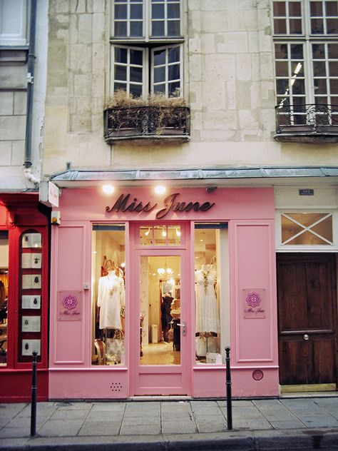 Little clothing store on the side streets in Paris ~ pink & brite! Streets In Paris, Pink Store, Cute Store, Store Design Boutique, Storefront Design, Boutique Decor, Shop Fronts, Boutique Interior, Boutique Stores