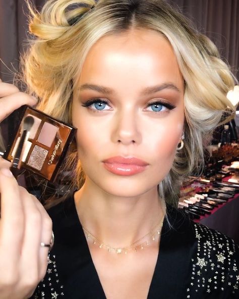 Charlotte Tilbury, MBE on Instagram: “🚨MAKEUP ALERT🚨 Darlings, you asked and we answered, my EXAGGER-EYES Luxury Eyeshadow Palette is BACK!! Shop the dreamy, supermodel eyes…” Winter Make-up, 90s Makeup Trends, Luxury Eyeshadow, Bombshell Makeup, Gloss Lips, Makeup Vs No Makeup, Frida Aasen, Angel Makeup, Wedding Hairstyles And Makeup