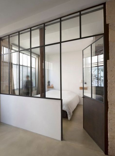 glass wall/window Paris Loft, Små Rum Lidt Plads, White Wall Paint, Glass Partition Wall, Industrial Windows, Loft Wall, Wooden Floating Shelves, Glass Room, White Comforter