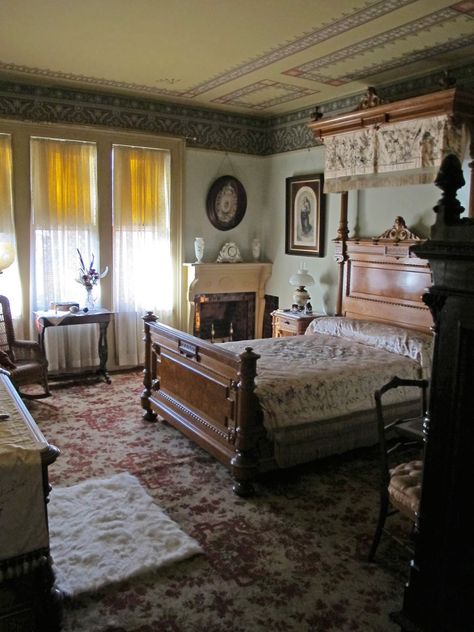 Antique Bedroom Ideas Victorian, 1890s House Interior, 1890 Bedroom, Light Victorian Bedroom, 1890s Bedroom, 1910s Bedroom, Eastlake Bedroom, Old Fashioned Bedroom, Victorian Bedrooms