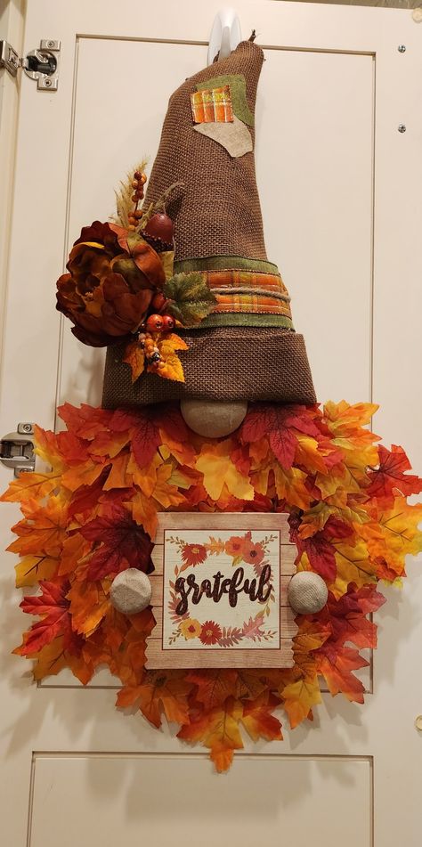 DT tinsel witch (Boo) hat wrapped in Burlap. Ribbon, nose, hands, sign and leaves from DT. Flower from Hobby Lobby. Gnome Fall Wreath, Pumpkin Gnomes Diy, Boho Fall Wreath Diy, Fall Gnomes Diy How To Make, Fall Gnomes Diy, Diy Fall Gnomes, Gnome Wreath Diy, Dollar Tree Gnome Diy, Diy Fall Gnome