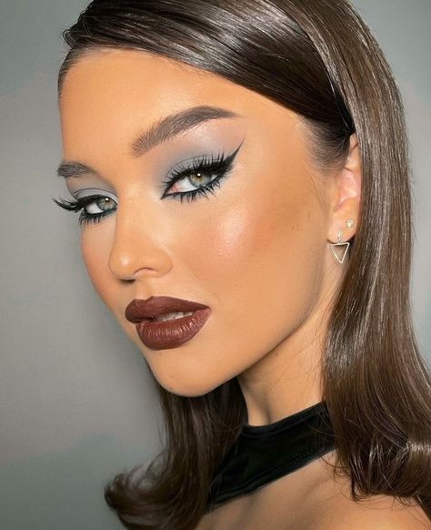 Family Dinner Makeup, Fashion Hairstyles Runway, Dark Hair Blue Eyes Makeup, Dark Makeup Looks Black Women, Sultry Makeup For Brown Eyes, Maquillage On Fleek, Makijaż Smokey Eye, Dope Makeup, Edgy Makeup