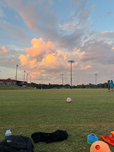 #futbol #soccer #sunset #sky #outdoors Soccer Athlete Aesthetic, Soccer Tournament Aesthetic, Soccer Practice Aesthetic, Playing Soccer Aesthetic, Soccer Widgets, Playing Football Aesthetic, Soccer Field Aesthetic, Soccer Game Aesthetic, Soccer Aesthetic Wallpaper