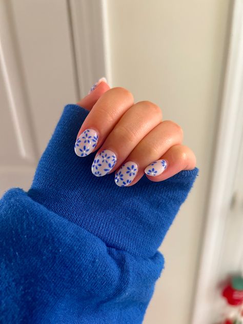 blue flowers, preppy blue, blue and white, simple, Blue Preppy Nails, Blue And White Floral Nails, Simple Blue Nails, Spring Colors For Nails, Royal Blue Nails Designs, Colors For Nails, Preppy Nails, Nails Top, Royal Blue Nails