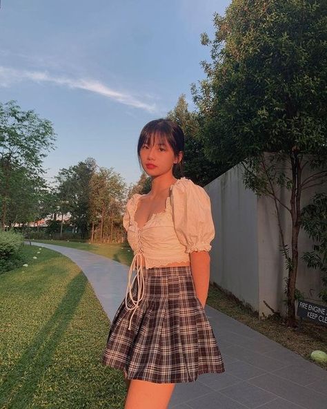 Skirt And Crop Top Outfit Korean, Skirt And Top Korean Style, Skirt And Top Poses, Poses In Mini Skirt And Crop Top, Tennis Skirt Poses, Outfits With Checkered Skirt, Checkered Skirt Outfits, Checker Skirt Outfit, Korean Ootd Skirt